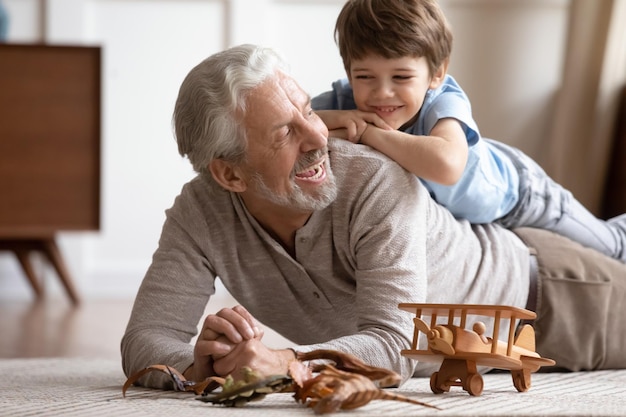 Eine freudige Familie verschiedener Generationen, die zu Hause zusammen spielt