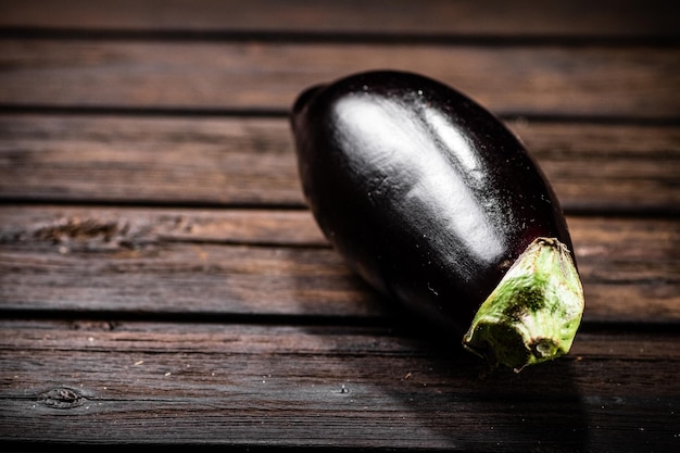 Eine frische Aubergine auf dem Tisch