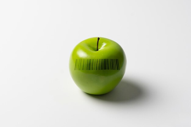 Eine frische neue reife Frucht mit einem Barcode auf pastellfarbenem Hintergrund