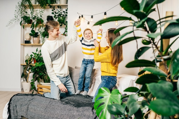 Foto eine fröhliche familie, die sich zu hause amüsiert