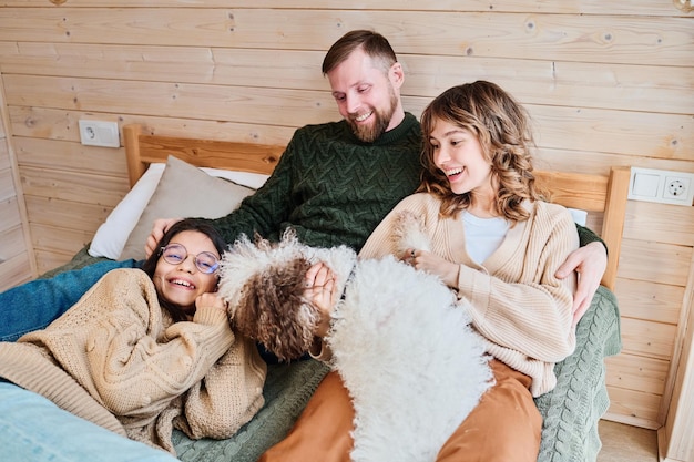 Foto eine fröhliche familie mit einem hund zu hause