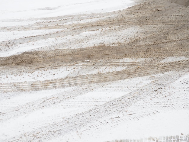 Eine Gabelung oder ein Abstellgleis von einem Kreisverkehr Schneeverwehungen am Straßenrand Schlechtes Wetter Schnee auf Asphalt Schwierige Fahr- und Verkehrsbedingungen Wintermatsch auf der Straße Bremsweg eines Autos