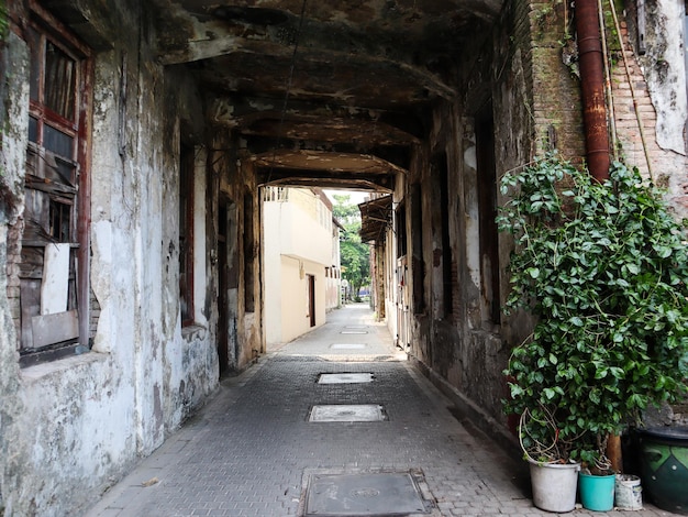 Foto eine gasse mit einem kleinen tunnel, der in die straße surabaya indonesien führt 4. januar 2024