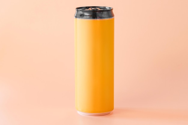Eine gelbe und schwarze leere Aluminiumdose Bier oder Energy Drink steht auf orangefarbenem Hintergrund Mark Advertising Advertise Drinking Dairy Distillery Factory Drinker Production