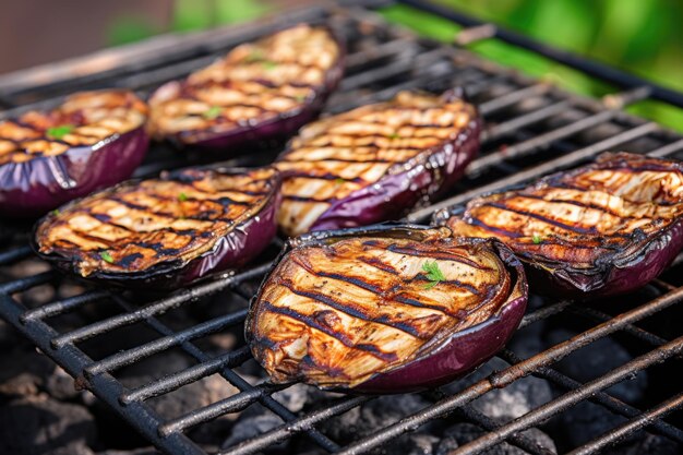 Eine geräucherte Aubergine in einem Barbecue-Grill