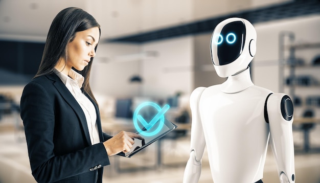 Eine Geschäftsfrau interagiert mit einem humanoiden Roboter, der ein Tablet in einem Büro hält