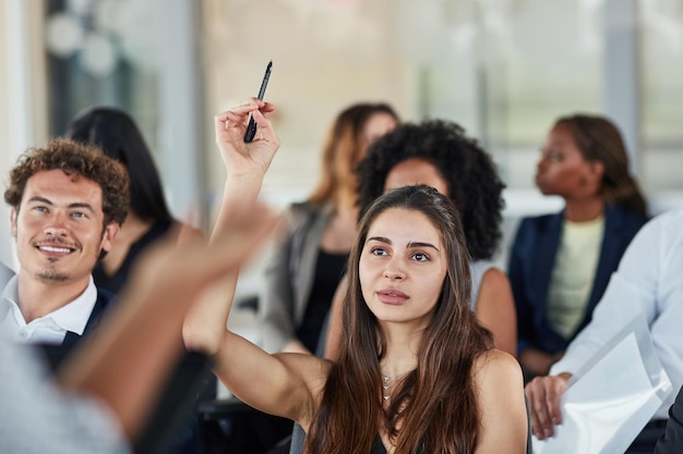 Foto eine geschäftsfrau streckt die hand hoch und stellt fragen bei einer seminarkonferenz oder einem treffen. weibliche publikumsperson und erhobene hände zur fragestellung oder antwort, massenabstimmung und schulung bei der workshop-präsentation