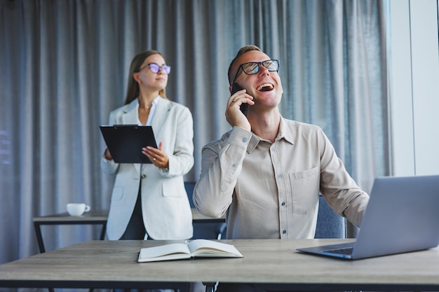 Eine Geschäftsfrau und ein Geschäftsmann diskutieren über die Arbeit im Büro Modernes Büro Kollegen im Büro