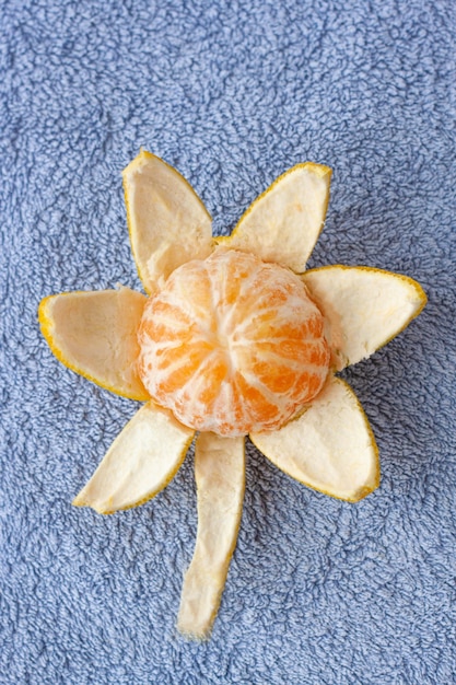 Foto eine geschälte mandarine in form einer blume nahaufnahme der ästhetik von mandarinen