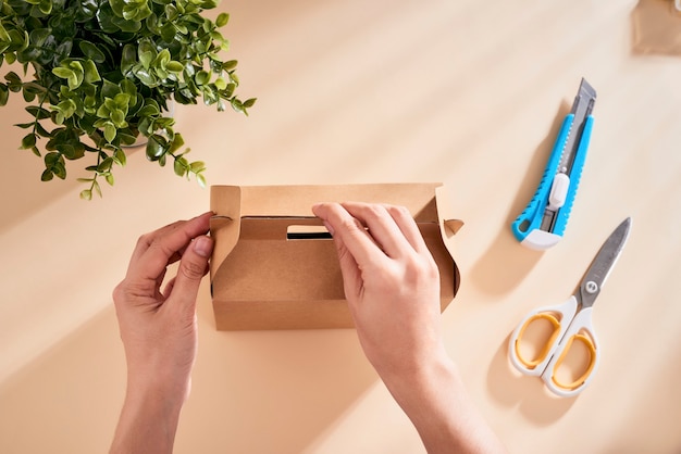 Eine Geschenkbox herstellen. DIY-Konzept.