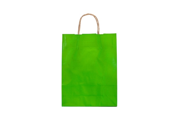 Eine Geschenktüte aus grünem Papier mit Griffen auf weißem Hintergrund mit Kopierraum