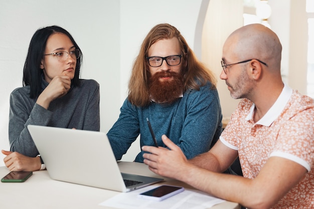 Eine Gesellschaft von Leuten, die während der Arbeit reden