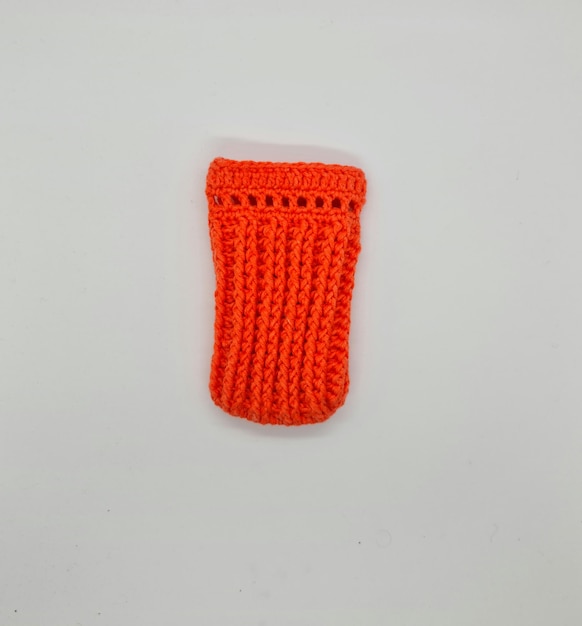 Eine gestrickte orange Beuteltasche