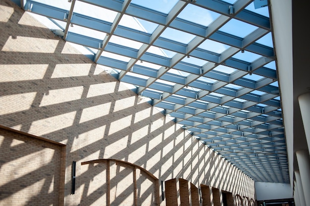 Eine Glasdecke mit blauem Himmel und dem Wort Kunst darauf.