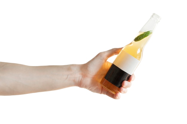 Eine Glasflasche helles Bier mit einer Scheibe des Kalkes innerhalb der Flasche in der Hand der Männer getrennt auf Weiß