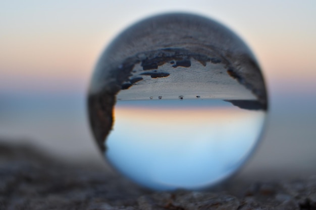 Eine Glaskugel mit dem Meer im Hintergrund