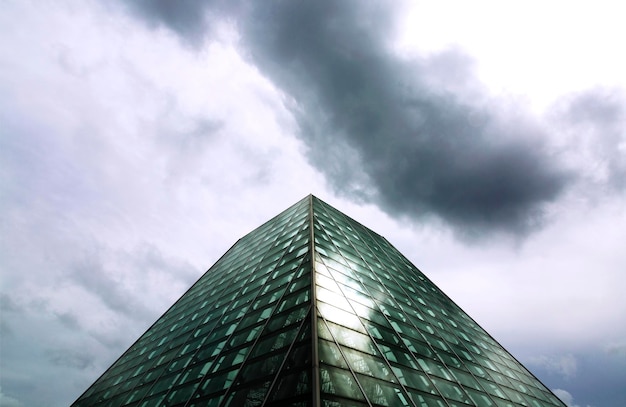 Eine Glaspyramide mit einem dunklen Himmel dahinter