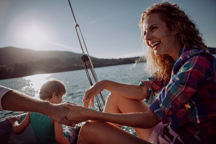 Foto eine glückliche familie auf einem segelboot