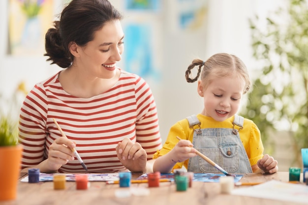 Eine glückliche Familie, die zusammen malt.