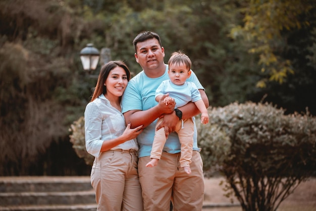 Foto eine glückliche familie im park