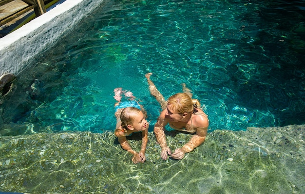 Eine glückliche Familie nimmt in einem Resort in der Türkei ein Schwefelwasserstoff-Behandlungsbecken auf.