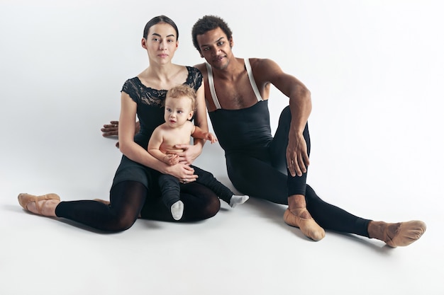 Eine glückliche Familie von Balletttänzern auf weißem Studiohintergrund