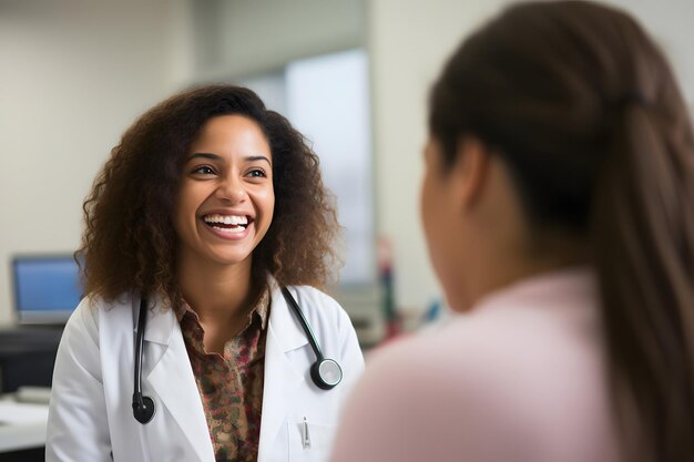 Eine glückliche, gemischte Ärztin betreut einen Patienten im Krankenhaus