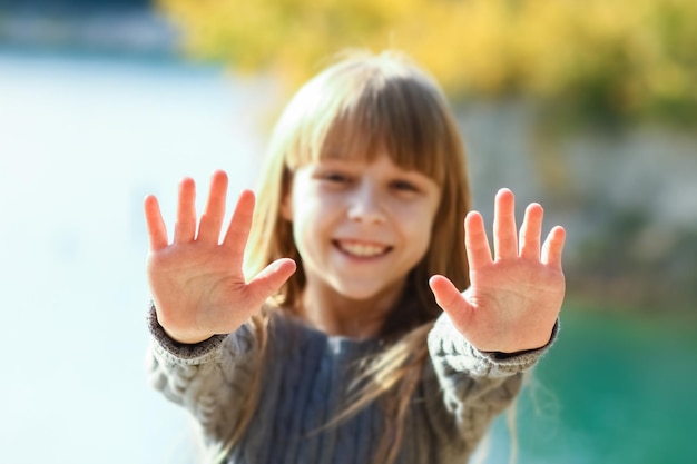 Eine glückliche Hand eines Kindes auf Natur in der Parkreise