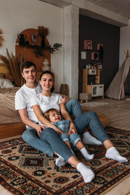 Foto eine glückliche junge familie verbringt zeit zusammen in einem wohngebäude eine schöne glückliche familie verbringt zeit zusammen zu hause ein junges ehepaar mit ihrer süßen tochter die familie verbringt zeit zu hause