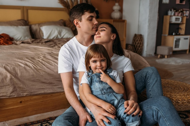 Foto eine glückliche junge familie verbringt zeit zusammen in einem wohngebäude eine schöne glückliche familie verbringt zeit zusammen zu hause ein junges ehepaar mit ihrer süßen tochter die familie verbringt zeit zu hause