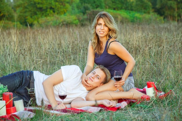 Foto eine glückliche junge frau liegt auf dem gras