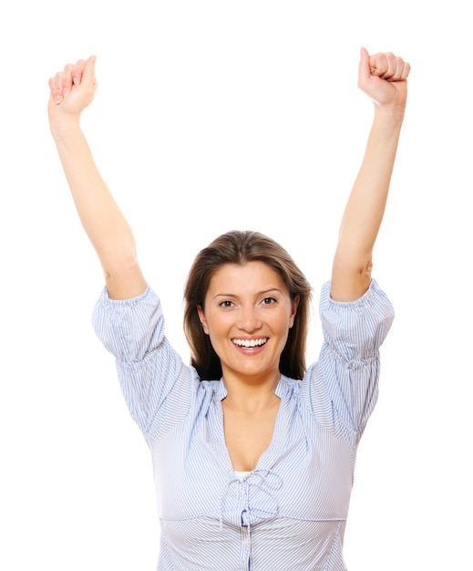 eine glückliche junge Frau mit erhobenen Händen auf weißem Hintergrund
