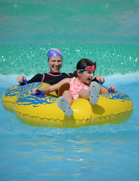 Eine glückliche moslemische Familie der Mutter und der Tochter im Swimmingpool