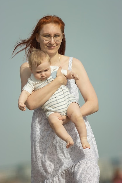 Foto eine glückliche mutter und ihr kleiner sohn schauen in die kamera