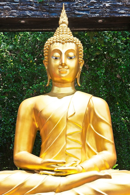 Eine goldene Buddha-Statue im Garten, Bangkok, Thailand