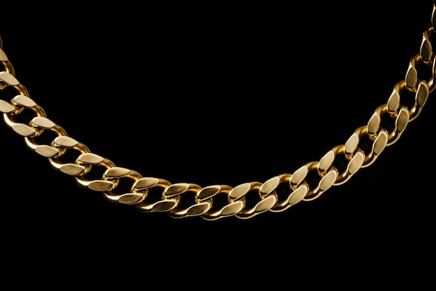 eine goldene Kette auf schwarzem Hintergrund