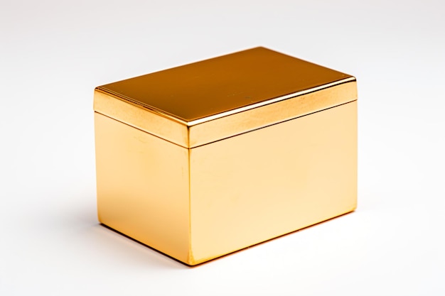 eine goldene Kiste auf einer weißen Oberfläche