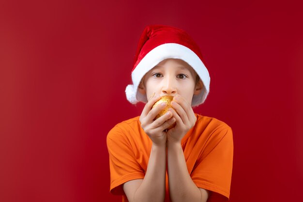 Eine goldene Weihnachtskugel im Gesicht