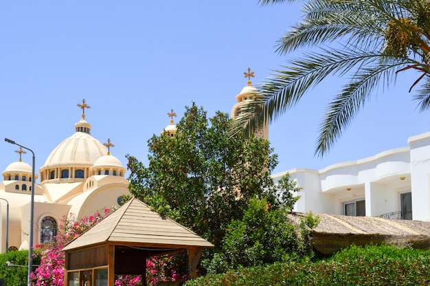 Eine große ägyptisch-orthodoxe weiße Kirche mit Kreuzbögen, Kuppeln und Gebetsfenstern