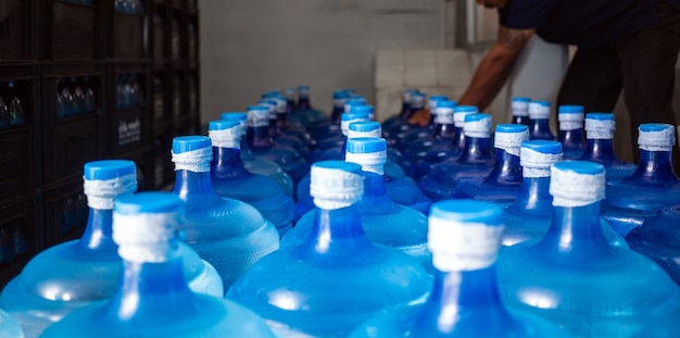 Eine große Anzahl blauer Kunststoff-Gallonen von Trinkwasserprodukten in einer Trinkwasseranlage