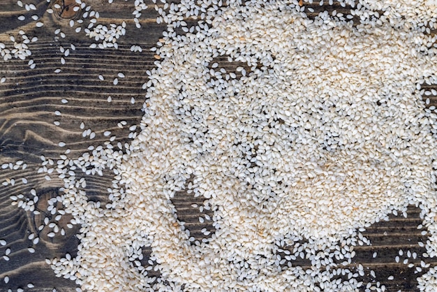 Eine große Anzahl weißer getrockneter Sesamsamen