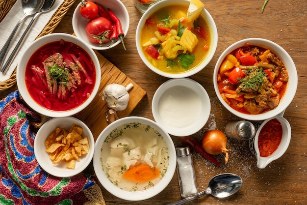 Eine große Auswahl an verschiedenen orientalischen Suppen. Borscht mit Rindfleisch und Sauerrahm, Lagman mit Lamm und Adschika, Shurpa Hühnerbrühe und Fischsuppe mit Gemüse.