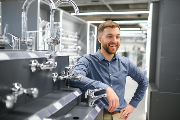 Eine große Auswahl an Wasserhahnen Ein Mann wählt Produkte in einem Sanitärgeschäft aus