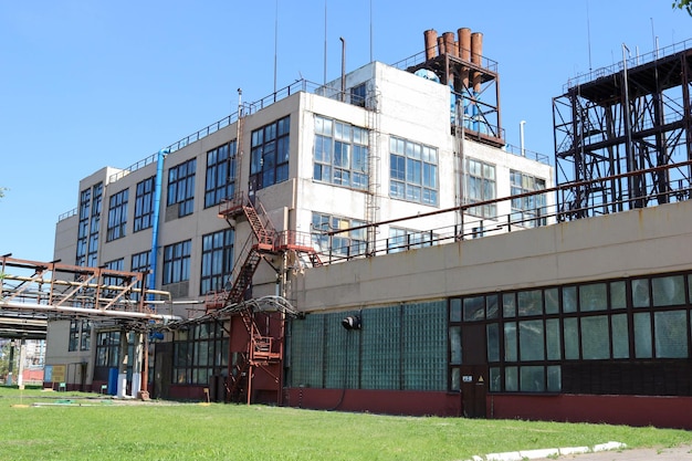 Foto eine große betontechnologische industrieanlage in einer chemisch-petrochemischen raffinerie