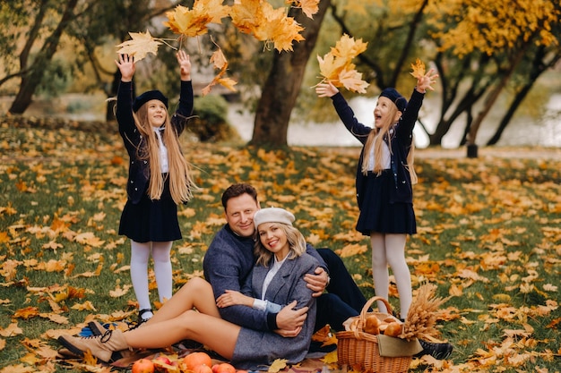 Eine große Familie auf einem Picknick im Herbst in einem Naturpark Glückliche Menschen im Herbstpark