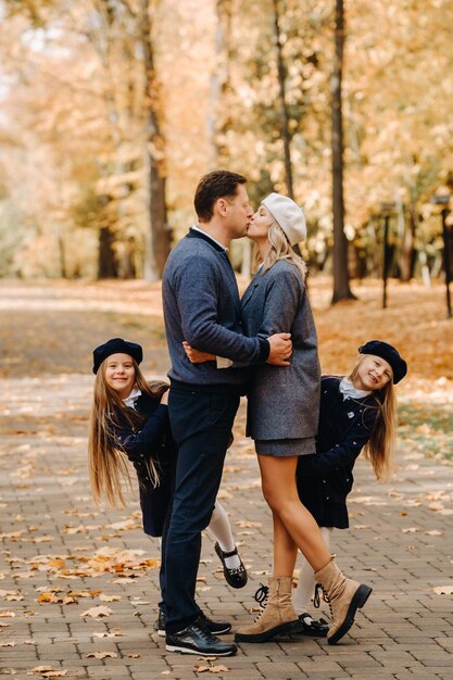 Eine große Familie geht im Herbst im Park spazieren Glückliche Menschen im Herbstpark