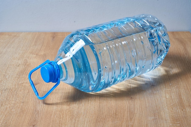 Eine große Flasche Wasser mit einem blauen Deckel auf der Vorderseite.