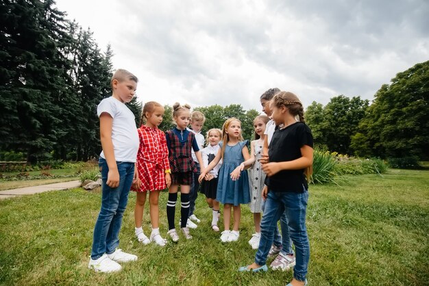 Eine große Gruppe von Kindern spielt im Park