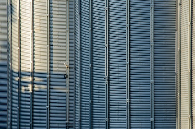 Eine große moderne Anlage zur Lagerung und Verarbeitung von Getreide Blick auf den Getreidespeicher an einem sonnigen Tag gegen den blauen Himmel Ende der Erntesaison