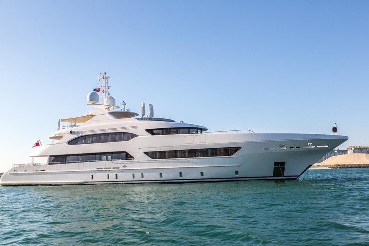 Eine große private Motoryacht an einem Sommertag im Meer